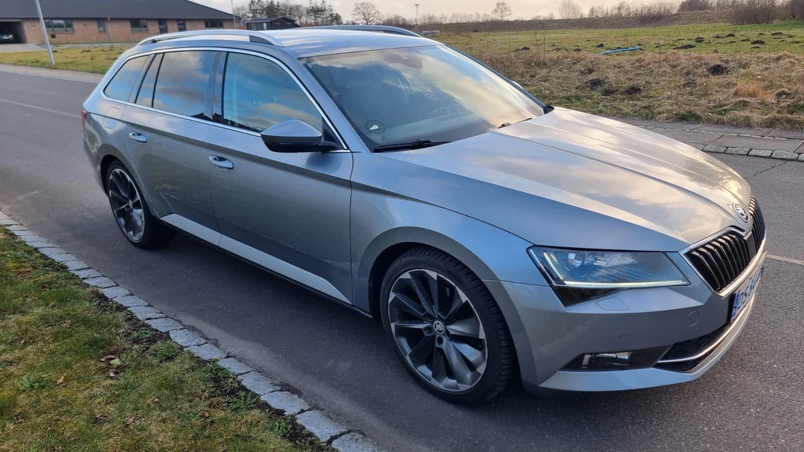 Grå Skoda Superb fra 2016