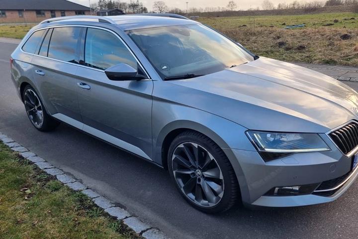Grå Skoda Superb fra 2016