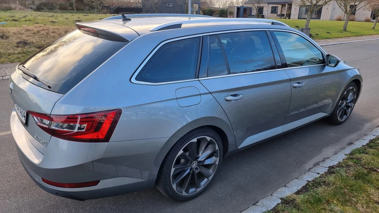 Grå Skoda Superb fra 2016