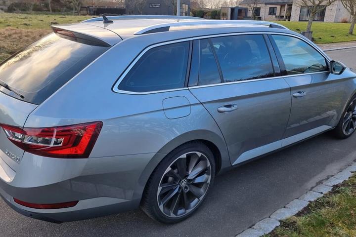 Grå Skoda Superb fra 2016