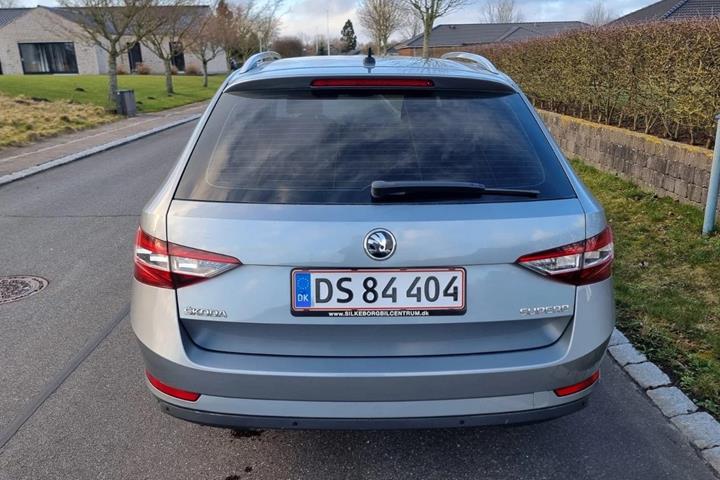 Grå Skoda Superb fra 2016