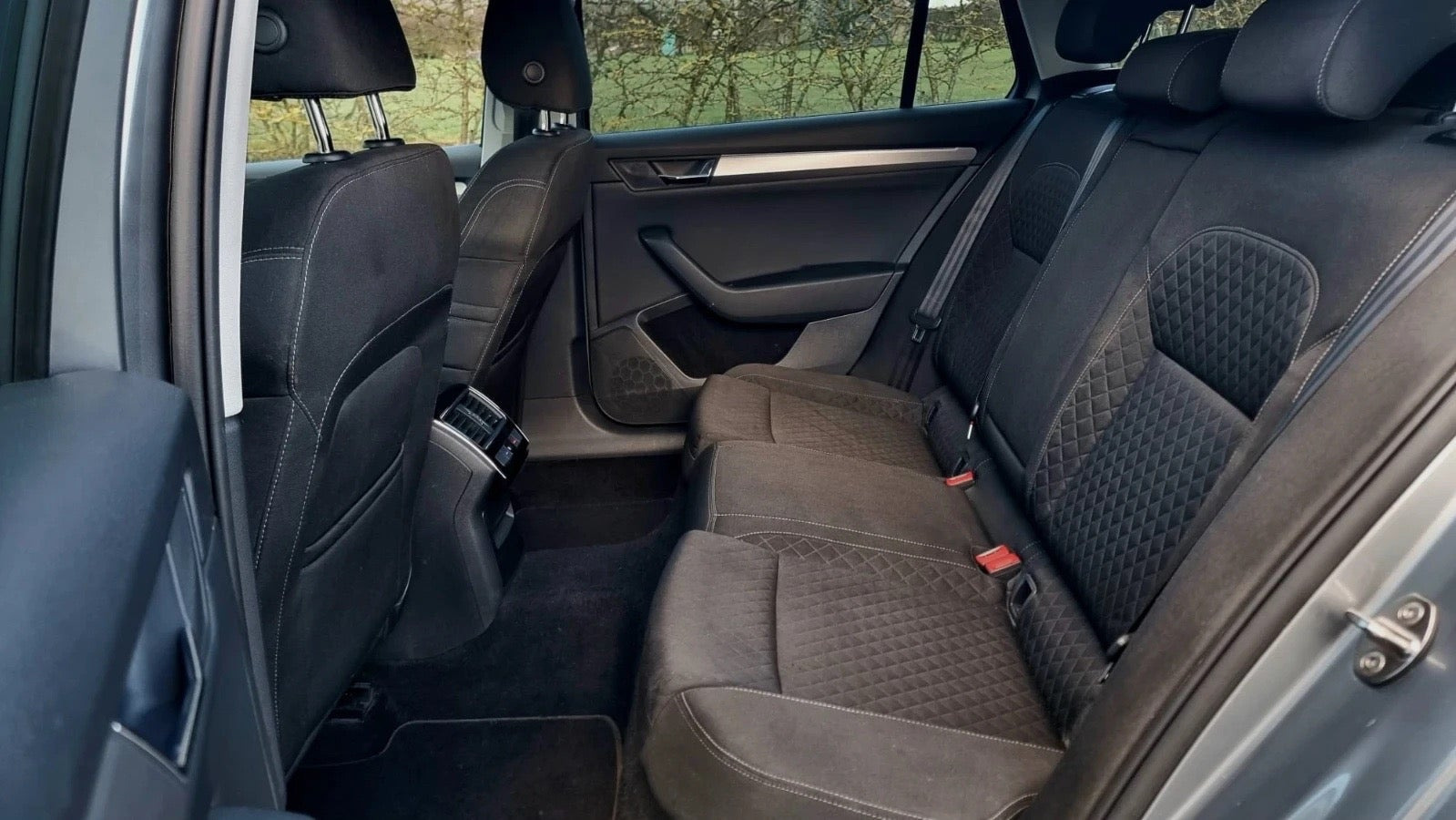 Grå Skoda Superb fra 2016