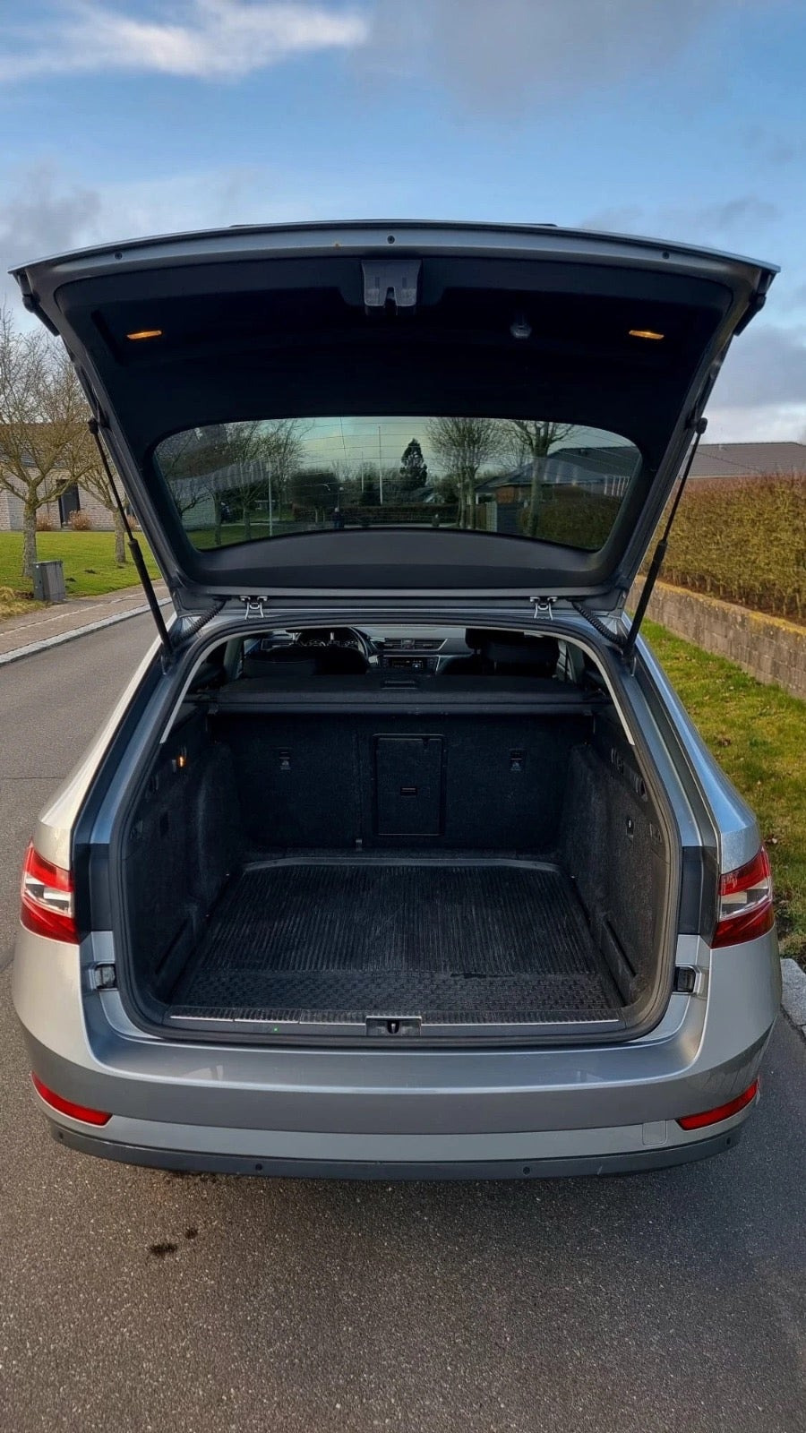 Grå Skoda Superb fra 2016
