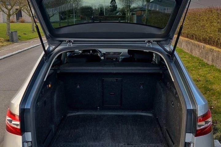 Grå Skoda Superb fra 2016