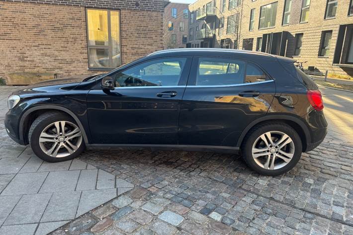 Sort Mercedes GLA200 fra 2016