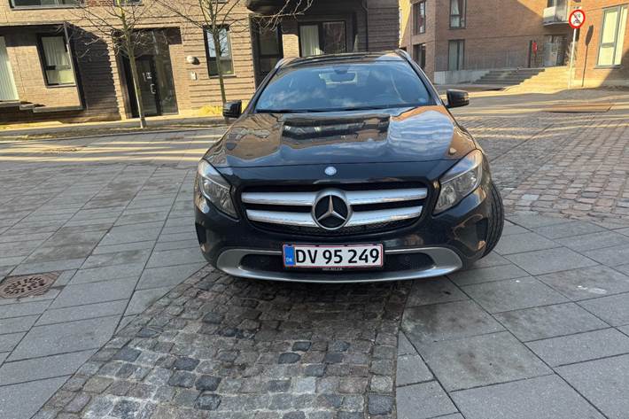 Sort Mercedes GLA200 fra 2016