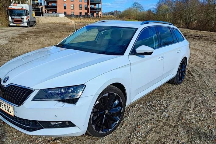 Hvid Skoda Superb fra 2017