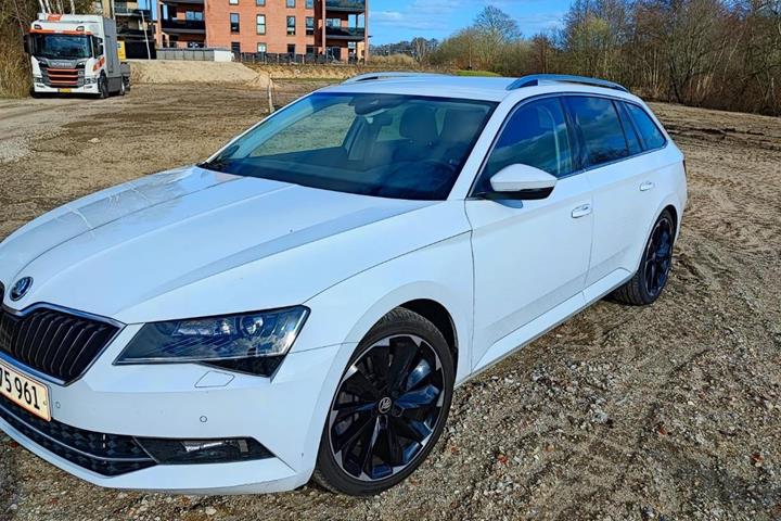 Hvid Skoda Superb fra 2017 set udefra