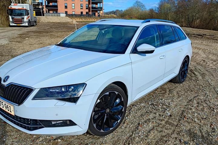Hvid Skoda Superb fra 2017