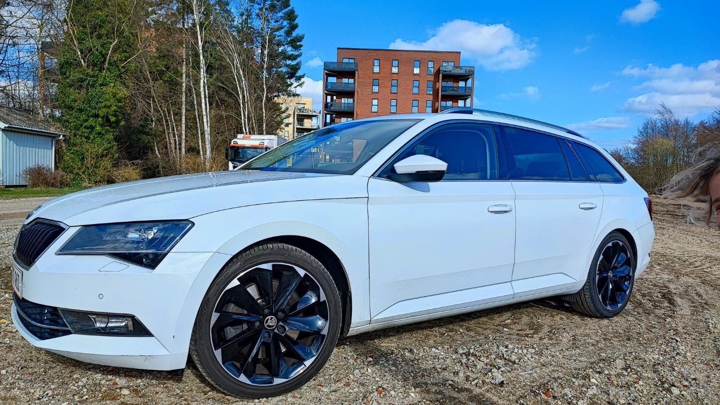 Hvid Skoda Superb fra 2017