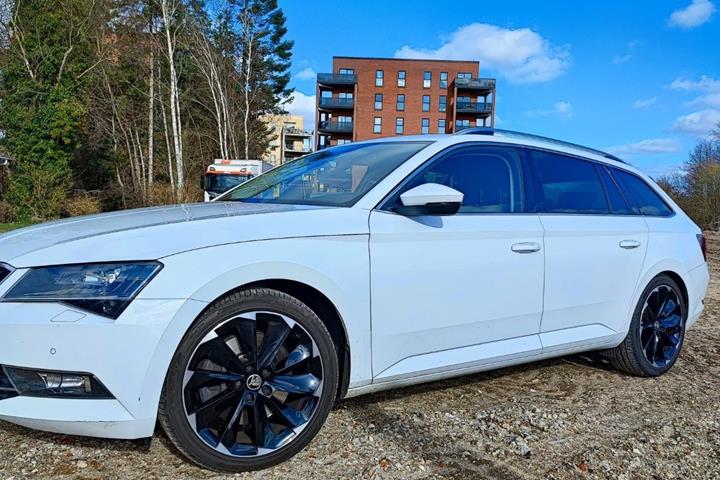 Hvid Skoda Superb fra 2017