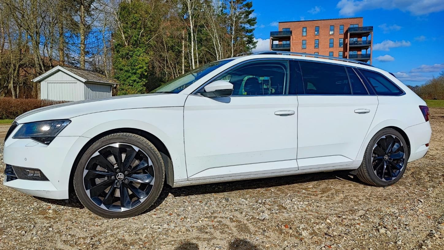 Hvid Skoda Superb fra 2017