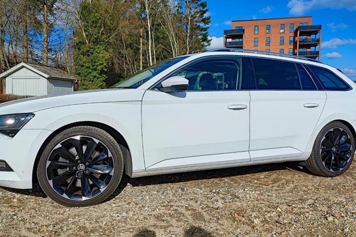 Hvid Skoda Superb fra 2017