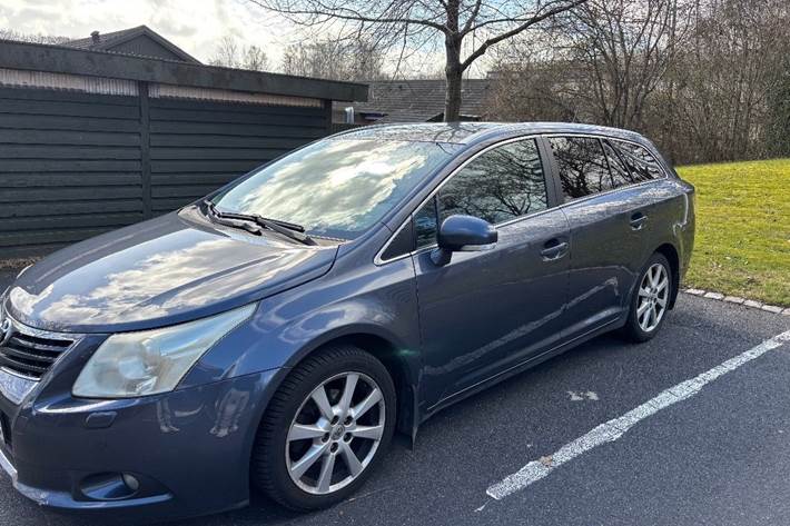 Grå Toyota Avensis fra 2011