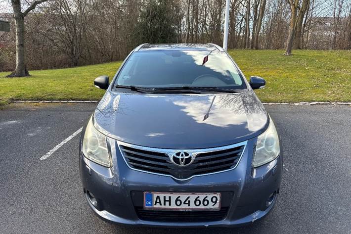 Grå Toyota Avensis fra 2011