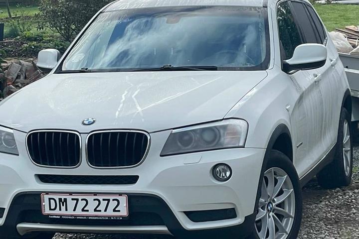 Hvid BMW X3 fra 2014 set udefra