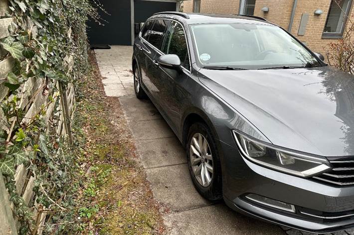 Grå VW Passat fra 2016