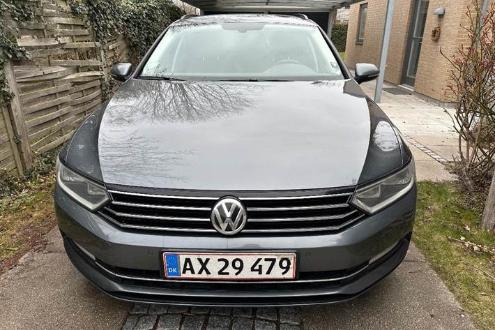Grå VW Passat fra 2016