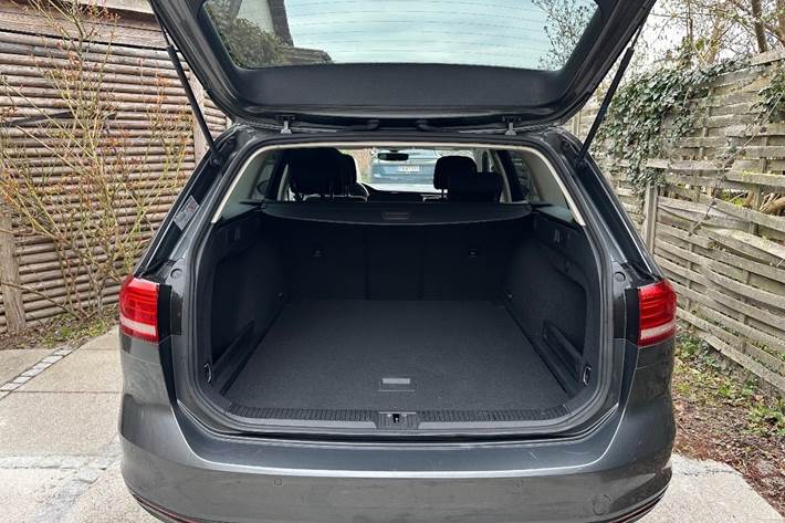 Grå VW Passat fra 2016