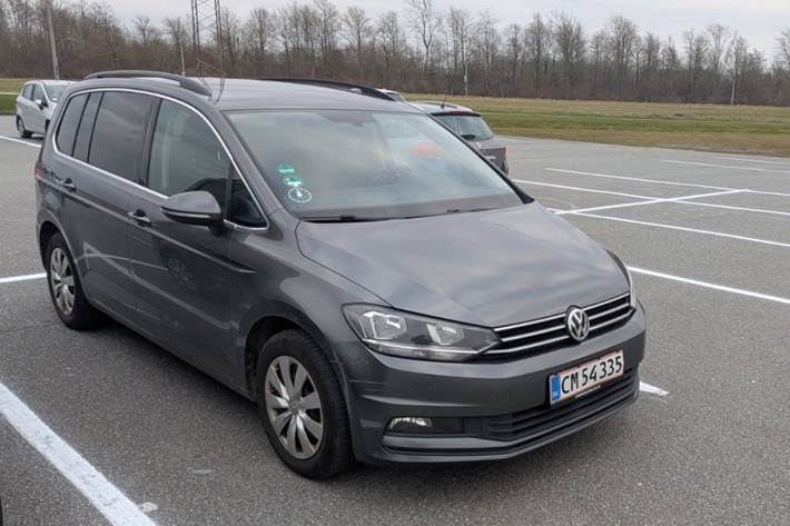 Grå VW Touran fra 2018
