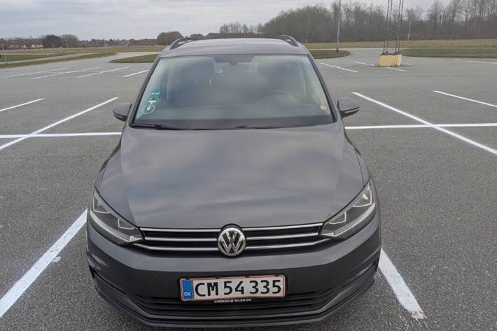 Grå VW Touran fra 2018