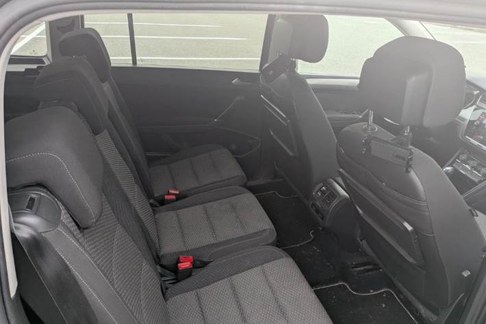Grå VW Touran fra 2018