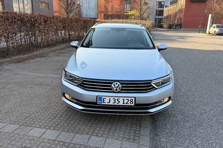 Sølv VW Passat fra 2017