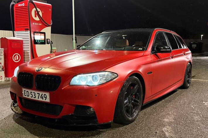 Rød BMW 530d fra 2015
