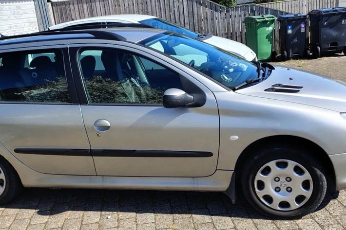 Grå Peugeot 206 fra 2004