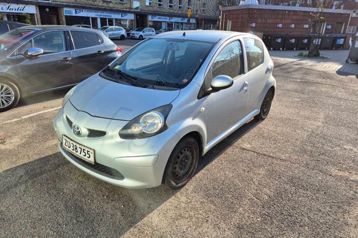 Grå Toyota Aygo fra 2009