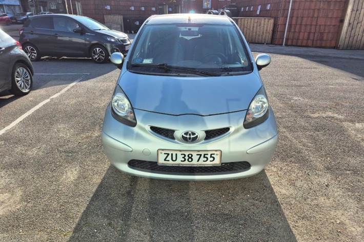 Grå Toyota Aygo fra 2009