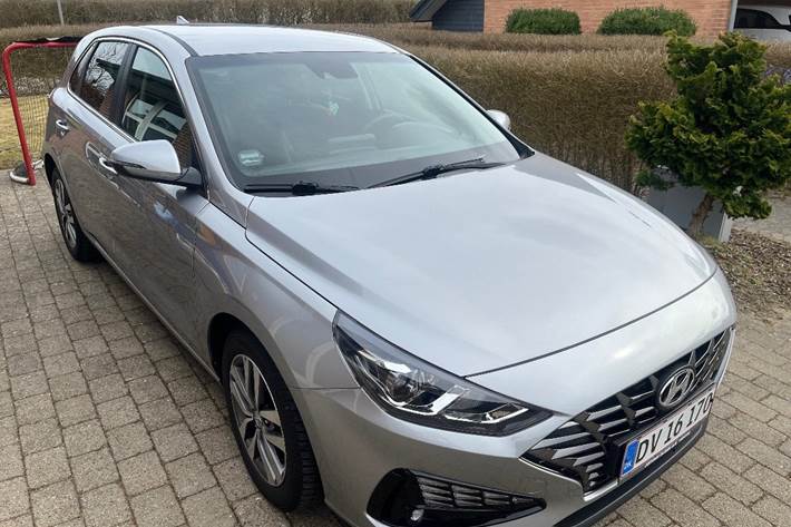 Grå Hyundai i30 fra 2023