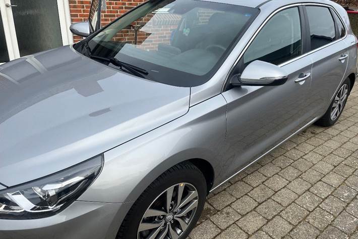 Grå Hyundai i30 fra 2023