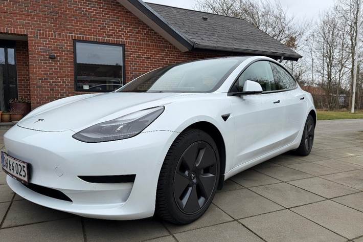 Hvid Tesla Model 3 fra 2021