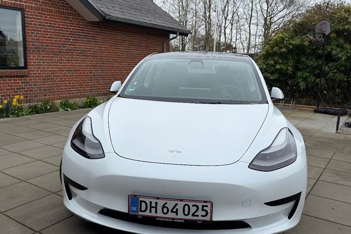 Hvid Tesla Model 3 fra 2021