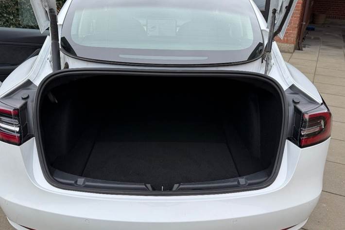 Hvid Tesla Model 3 fra 2021