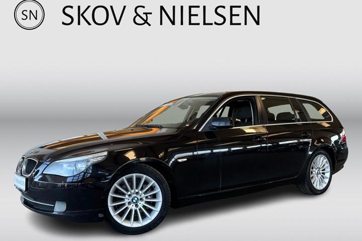 Sort BMW 520d fra 2008 set udefra
