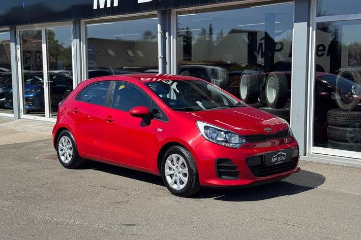 Rød Kia Rio fra 2016