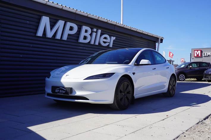 Hvid Tesla Model 3 fra 2024