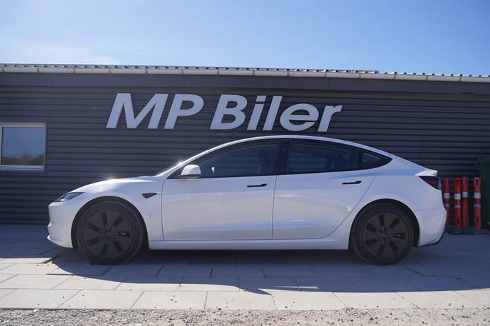 Hvid Tesla Model 3 fra 2024