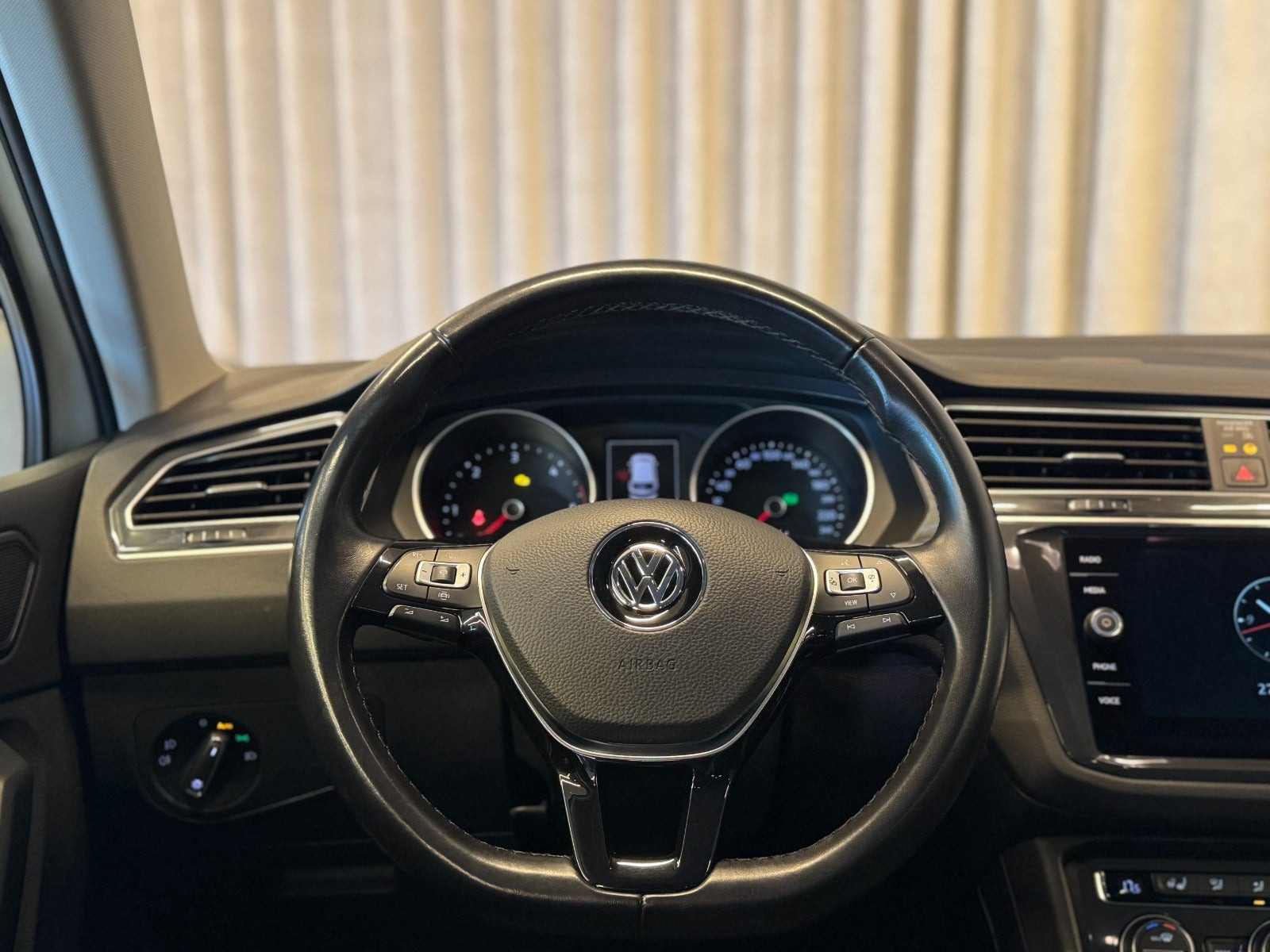 Hvid VW Tiguan fra 2019