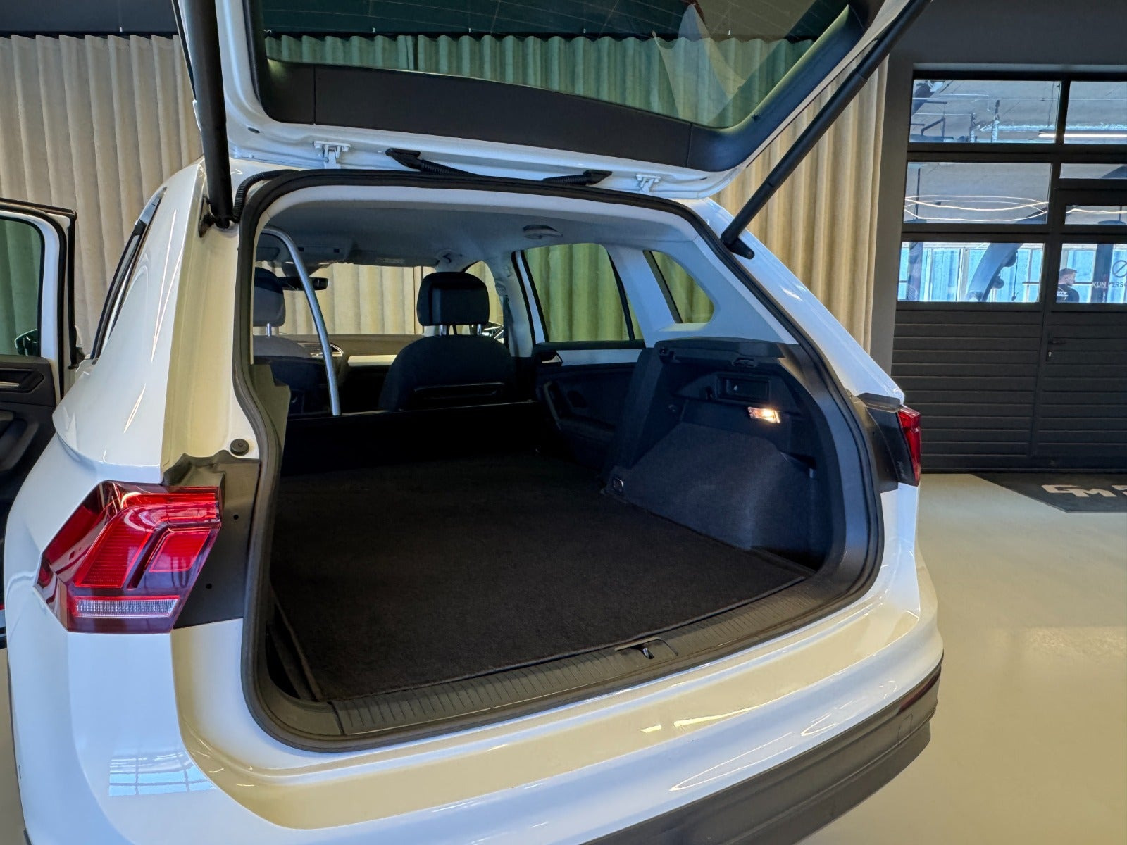 Hvid VW Tiguan fra 2019