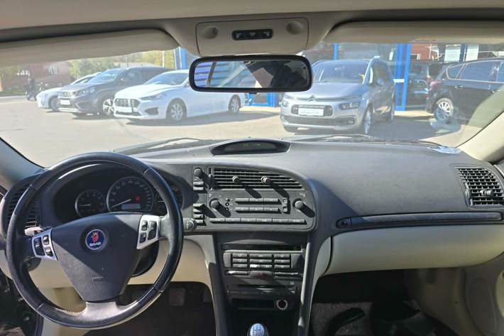 Sort Saab 9-3 fra 2005