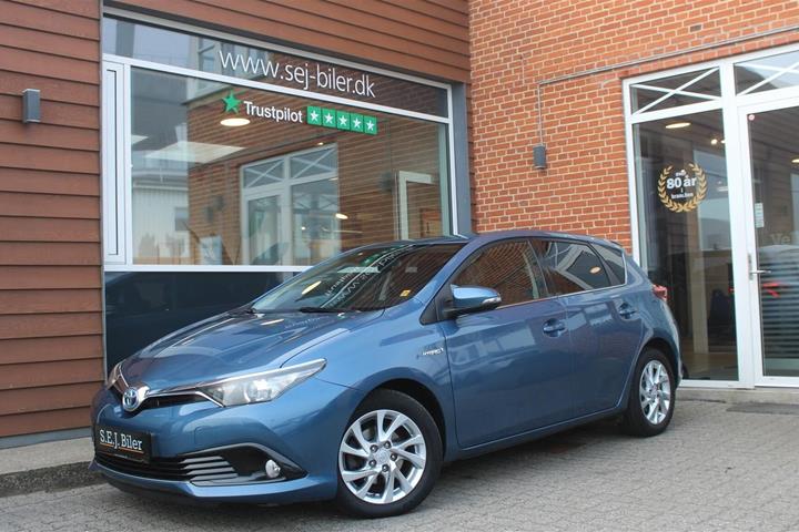 Blå Toyota Auris fra 2017 set udefra