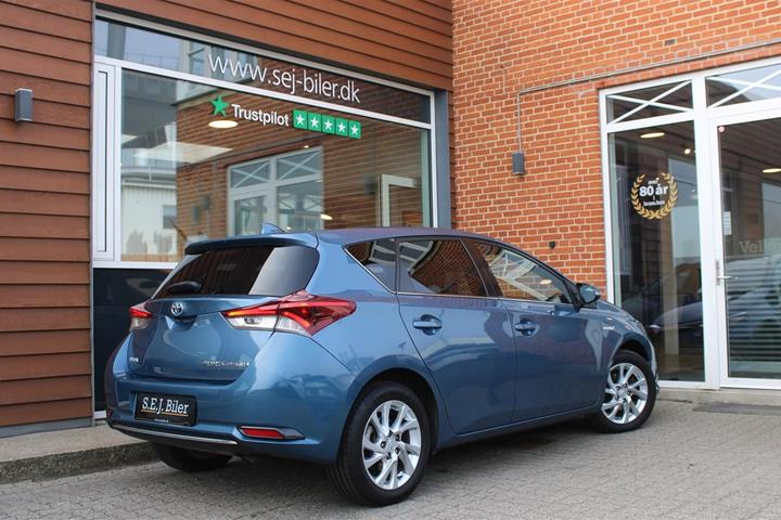 Blå Toyota Auris fra 2017