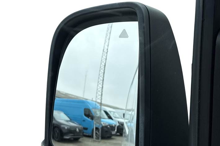Hvid Mercedes Sprinter 317 fra 2024