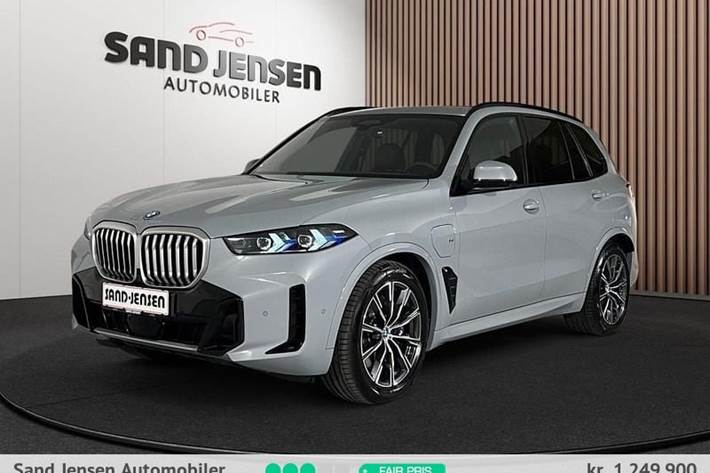 Grå BMW X5 fra 2025 set udefra