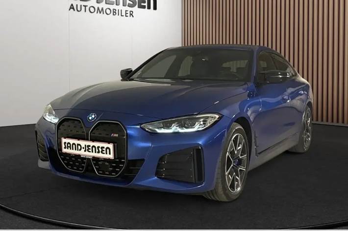 Blå BMW i4 fra 2024 set udefra