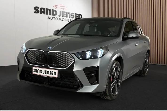 Grå BMW iX2 fra 2026 set udefra