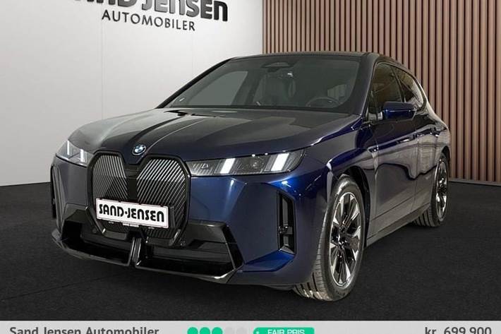 Blå BMW iX fra 2026 set udefra